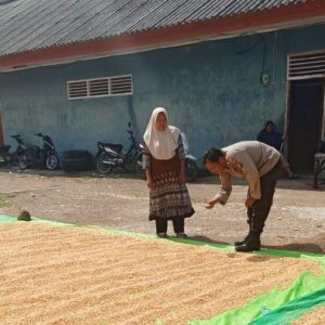 Bantu Kegiatan Petani di Desa Binaan Bhabinkamtibmas Polsek Soromandi Sukseskan Program Ketahanan Pangan Nasional
