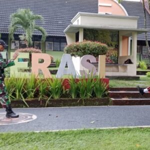 Babinsa Gunungsari Latih Paskibra, Dukung An Natasya ke Seleksi Nasional
