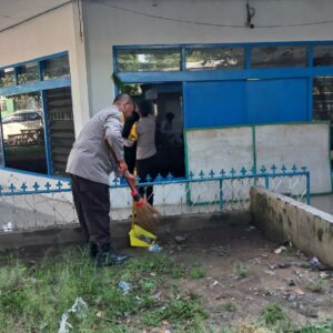 Polsek Rasanae Barat Gelar Aksi Jumat Bersih di Musholla Miftahurrahman Terminal Dara