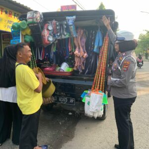 Sat Lantas Polres Bima Kota Berikan Himbauan Kamsetibcarlantas kepada Pengemudi Kendaraan Barang