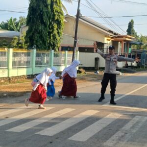Personel Polsek Lambu Polres Bima Kota Laksanakan Rawan Pagi di Jalan Lintas Desa Sumi