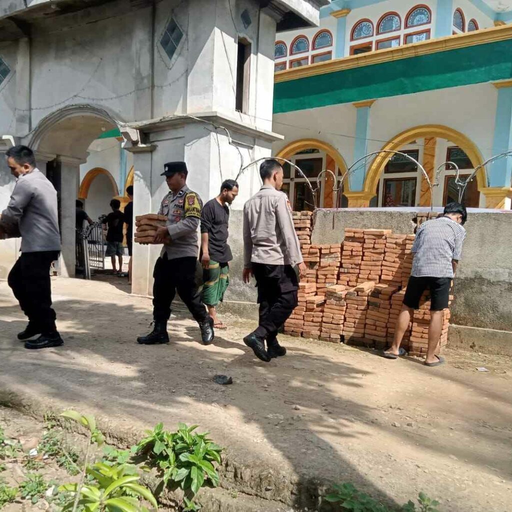 Polri Dekat Masyarakat: Polsek Sekotong Adakan Aksi Sosial di Taman Sejati