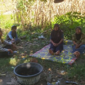 Bhabinkamtibmas Batu Putih Dukung Ketahanan Pangan Sekotong