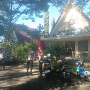 Polres Loteng Siagakan Personel di Sejumlah Gereja Saat Perayaan Kenaikan Yesus Kristus.