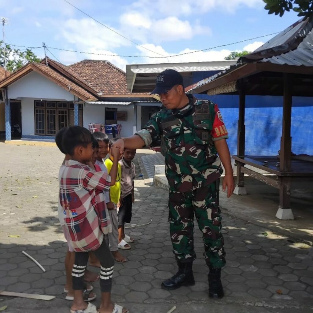 Babinsa Labuan Tereng Bangun Semangat Anak-Anak Lewat Pendekatan Humanis