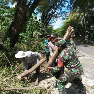 TNI-Polri dan Warga Cendi Manik Kompak Jaga Kebersihan Lingkungan