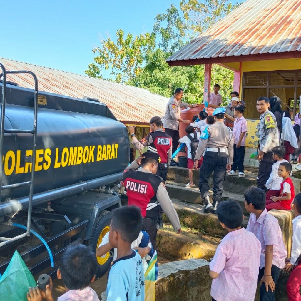 Polres Lombok Barat Salurkan 5.000 Liter Air Bersih ke Kesambik Rempek