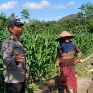 Bhabinkamtibmas Gerung Dukung Ketahanan Pangan di Aik Ampat