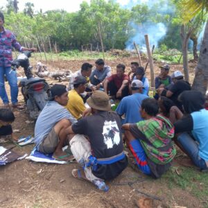 Bhabinkamtibmas Desa Buncu Laksanakan Sambang dan Gotong Royong Pembangunan Arena Pacuan Kuda
