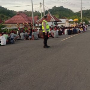 Bhabinkamtibmas Desa Kokarlian Berikan Pengamanan Upacara Keagamaan Ngulapin dalam Rangka Pembangunan Sanggah/Merajan