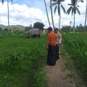 Bhabinkamtibmas Aktif Dukung Ketahanan Pangan di Kuripan Timur