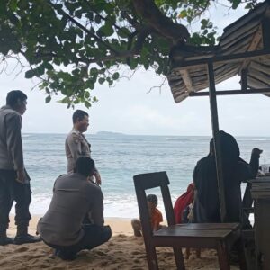 Anggota Piket Polsek Taliwang Laksanakan Patroli Wisata di Pantai Kertasari, Wujudkan Kamtibmas yang Kondusif