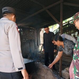 Dukung Ekonomi Lokal, Babinsa Tinjau Pembuatan Garam Tradisional