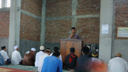 Kapolsek Pekat sampaikan pesan kamtibmas dalam giat Jum’at keliling di Masjid Al Imran