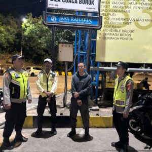 Patroli Dialogis di Pelabuhan Poto Tano, Polsek Kawasan Pelabuhan Laut Tano Ajak Pengguna Jasa Waspada Cuaca dan Keamanan Pribadi