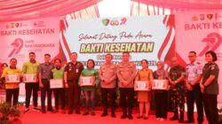 Polda Sulut Serahkan 200 Paket Bansos kepada Pengemudi Ojol