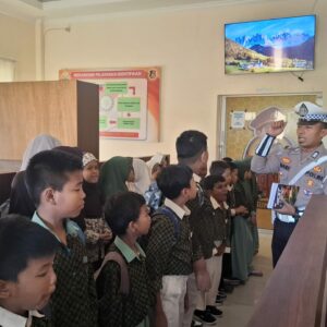 Polres Sumbawa Barat Terima Kunjungan Edukatif dari Siswa SD Muhammadiyah Taliwang