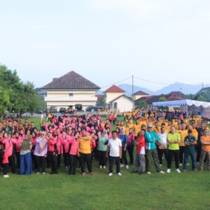 Semarakkan Hari Bhayangkara ke-79, Polres Sumbawa Barat Gelar Olahraga Bersama dan Bazar UMKM