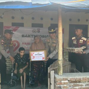 Polsek Sekotong Bantu Warga Disabilitas di Dusun Bertong