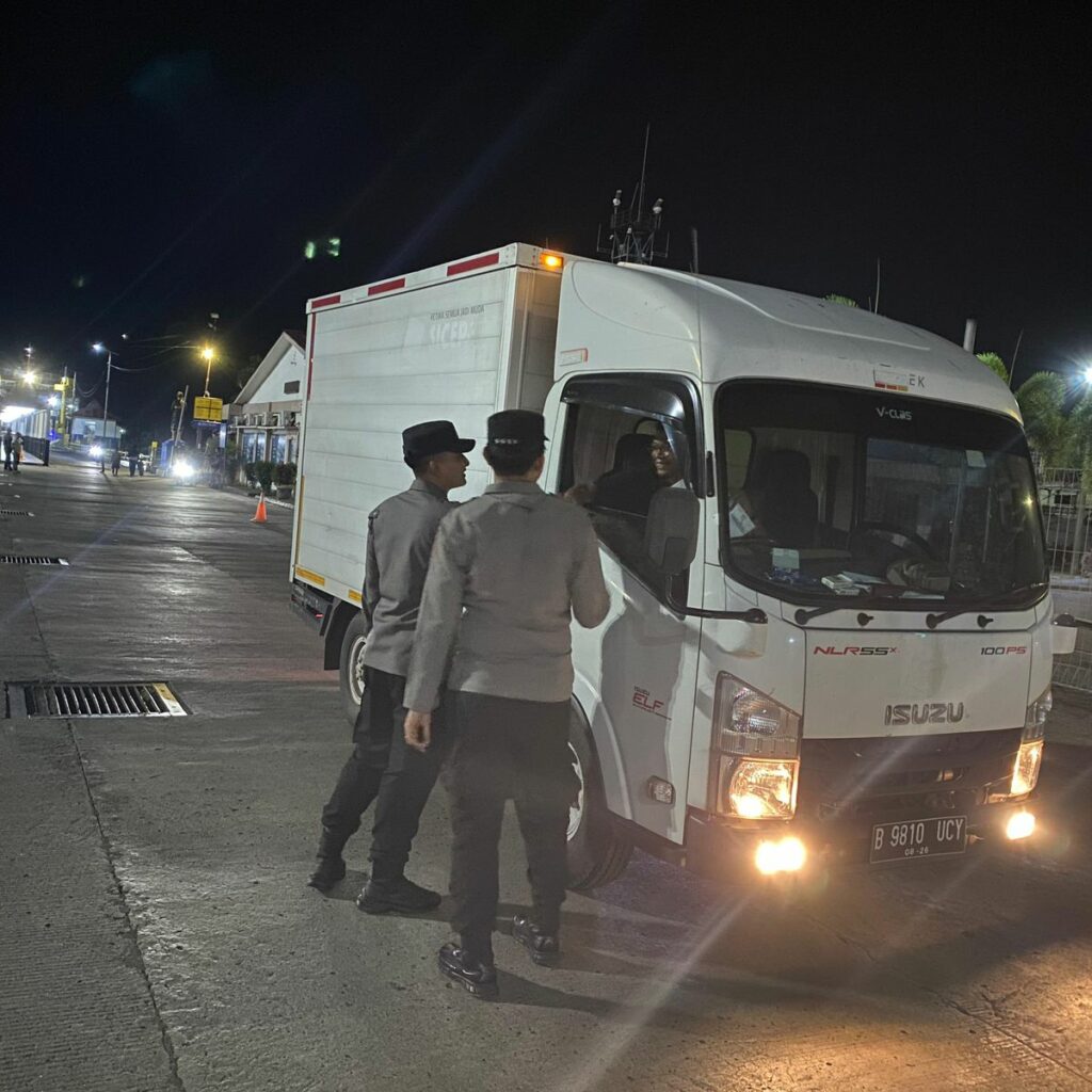 KMP Surya 777 Tiba di Lembar, Polisi Pastikan Proses Bongkaran Aman