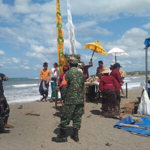 Polsek Lunyuk Kawal dan Amankan Upacara Keagamaan Umat Hindu di Desa Sukamaju