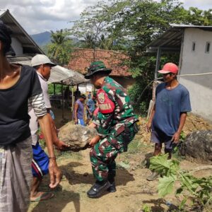 TNI Bersama Warga Lembar Bangun Tempat Tandon Air