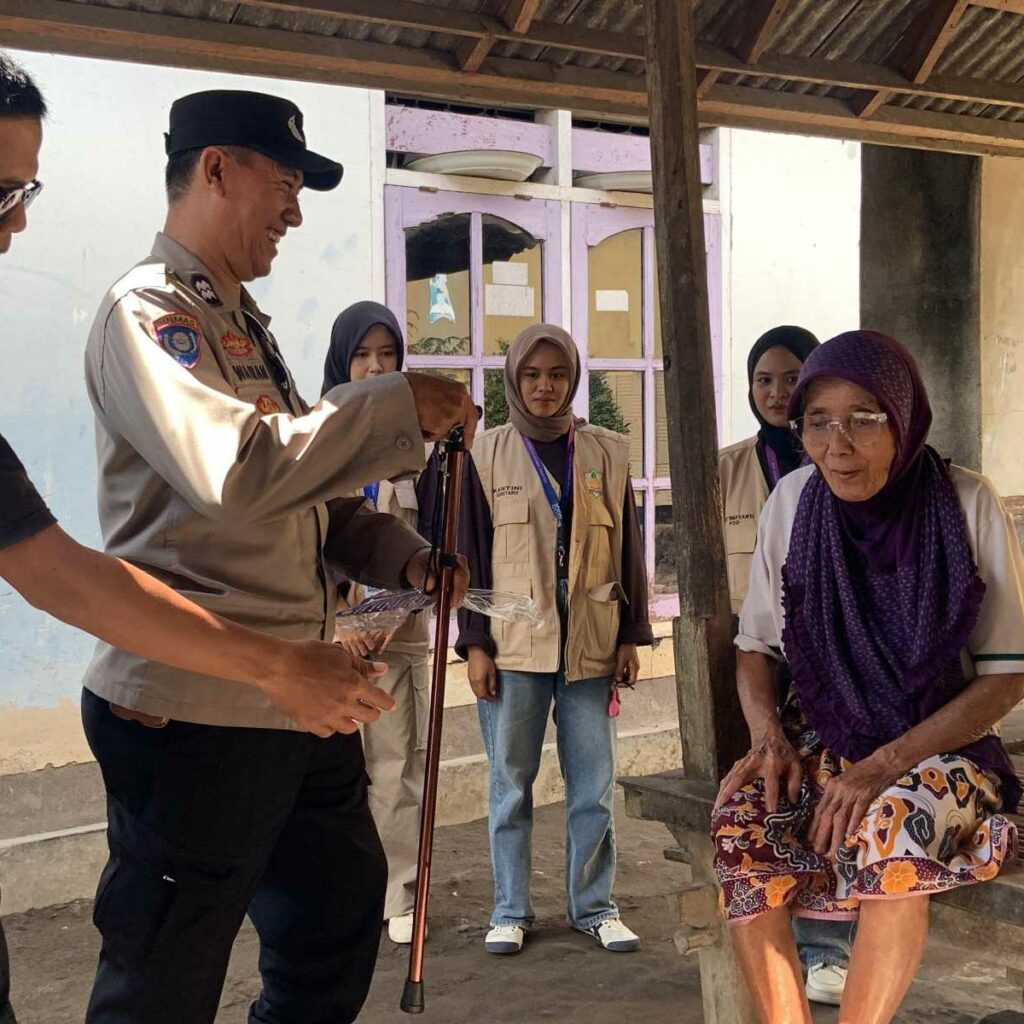 Kemanusiaan dalam Seragam, Polsek Lembar Distribusikan Bantuan Tongkat kepada Warga Disabilitas