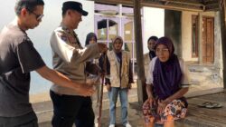 Kemanusiaan dalam Seragam, Polsek Lembar Distribusikan Bantuan Tongkat kepada Warga Disabilitas