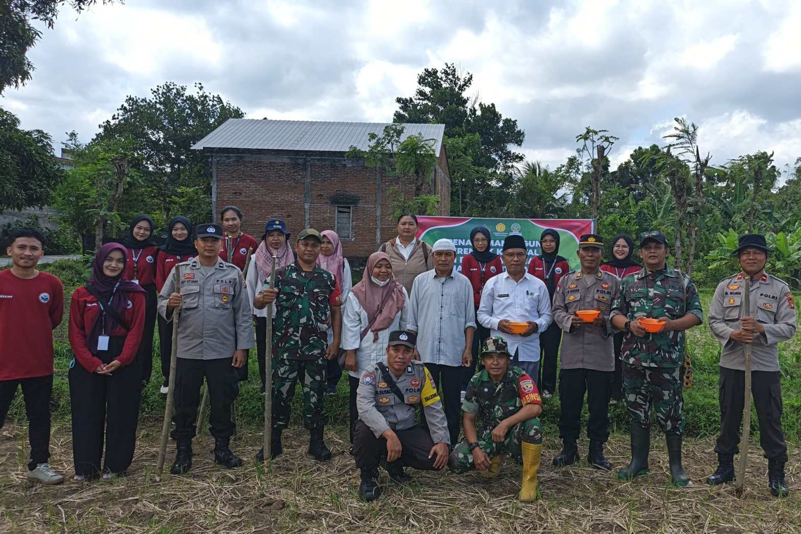 Sinergi Polsek Batulayar dan Warga Sandik Tanam Jagung Dukung Ketahanan Pangan