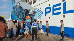 Polsek Kawasan Pelabuhan Laut Bima Amankan Proses Embarkasi dan Debarkasi Kapal KM. AWU di Pelabuhan Bima