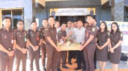 Sinergitas Apik, Kapolres Sumbawa Barat Terima Tumpeng Istimewa dari Kepala Kejaksaan Negeri di Hari Bhayangkara ke-79