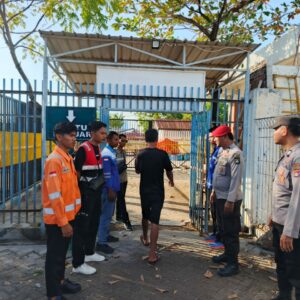 Polsek Kawasan Pelabuhan Laut Bima Amankan Proses Embarkasi dan Debarkasi Kapal KM. BINAIYA di Pelabuhan Bima