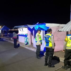 Ciptakan Rasa Aman, Polsek Poto Tano Gelar Patroli Blue Light Bersama Forkopimcam