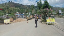 Sat Lantas Polres Bima Kota Laksanakan Pengalihan Arus Lalin Terkait Pengerjaan Crossing Drainase di Kawasan Amahami