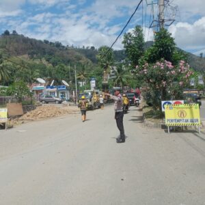 Sat Lantas Polres Bima Kota Laksanakan Pengalihan Arus Lalin Terkait Pengerjaan Crossing Drainase di Kawasan Amahami
