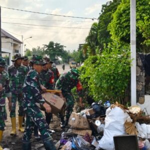 Usai Banjir, TNI Bersihkan Kota Mataram dari Tumpukan Sampah