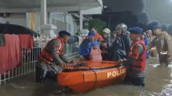 Jalankan Tugas Kemanusiaan, Brimob Polda Metro Evakuasi Warga Terdampak Banjir