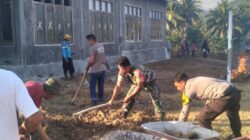 Bhabinkamtibmas Desa Lampok Bersama Pemerintah Desa dan Masyarakat Gelar Gotong Royong di Lapangan Serbaguna