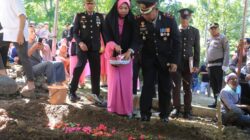 Kapolres Sumbawa Barat Pimpin Upacara Pemakaman AKP Sadri, PS. Kabag SDM Polres Sumbawa Barat