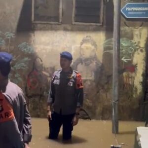 Meski Banjir Berangsur Surut Tim Polda Metro Jaya Terus Siaga