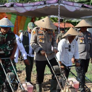 Kapolres Bima Kota Ikuti Kegiatan Penanaman Jagung Serentak Kuartal III Tahun 2025, Dukung Ketahanan Pangan Nasional