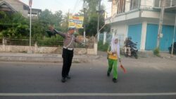 Personel Satlantas Polres Bima Kota Laksanakan Rawan Pagi, Bantu Pejalan Kaki dan Anak Sekolah Menyeberang Jalan