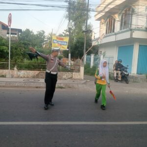 Personel Satlantas Polres Bima Kota Laksanakan Rawan Pagi, Bantu Pejalan Kaki dan Anak Sekolah Menyeberang Jalan