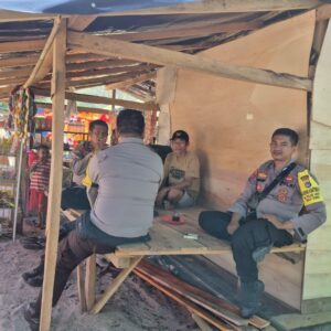Warga Menikmati Hari Libur di Pantai Wane Polsek Monta Hadir Memberikan Pengamanan