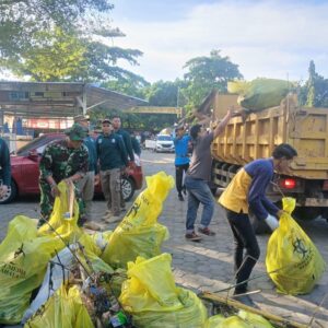 Kolaborasi TNI dan Forkopimda Bersihkan Sungai Hari Terakhir Tanggap Bencana