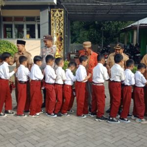 Bhabinkamtibmas Hadiri Upacara Hari Pertama Sekolah di SDN Tapir, Ingatkan Siswa Taat dan Waspada di Jalan Raya