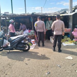 Anggota Piket Polsek Taliwang Laksanakan Patroli Dialogis di Pasar Tanah Mira