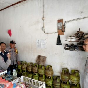 Sambangi Pedagang Eceran LPG 3 Kg, Sat Binmas Polres Bima Kota Berikan Himbauan Terkait Penyaluran dan Harga Jual