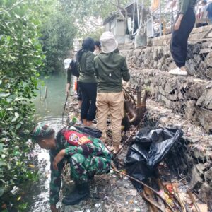 Sinergi Babinsa dan Mahasiswa KKN Jaga Pantai Sekotong