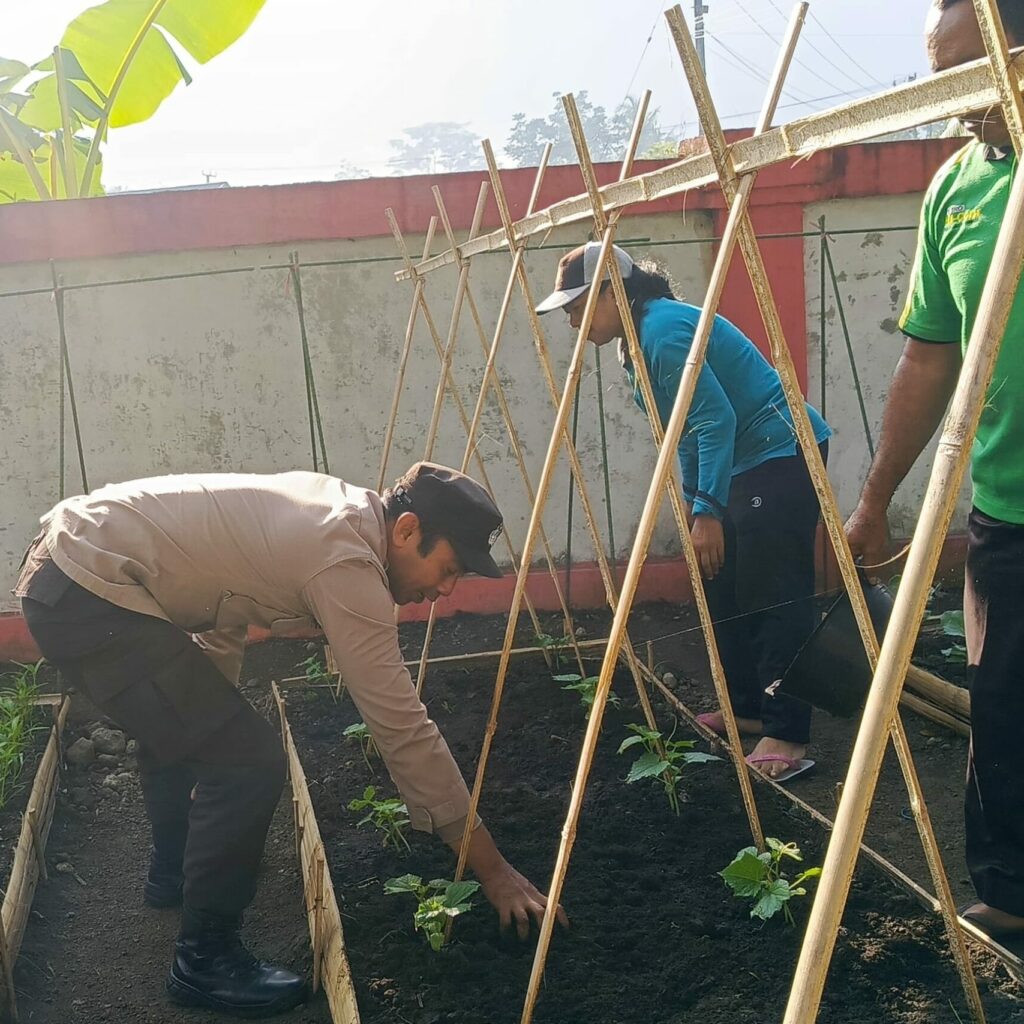 Sinergi Polri dan Masyarakat Kuripan Utara: Dari Pekarangan Menuju Ketahanan Pangan Keluarga